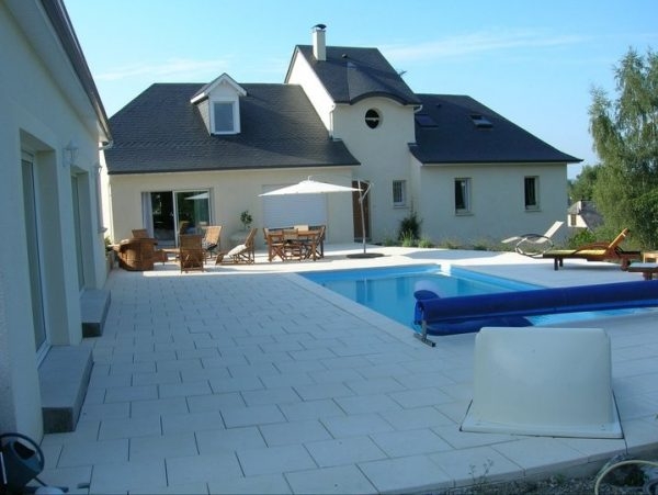 maison moderne avec piscine chauffée