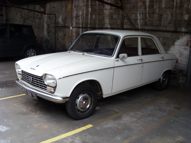  Voiture  populaire des ann es 60  Peugeot 204 blanche 1967 