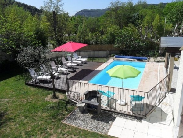 villa spacieuse avec piscine aux abords de la rivière Ardèche