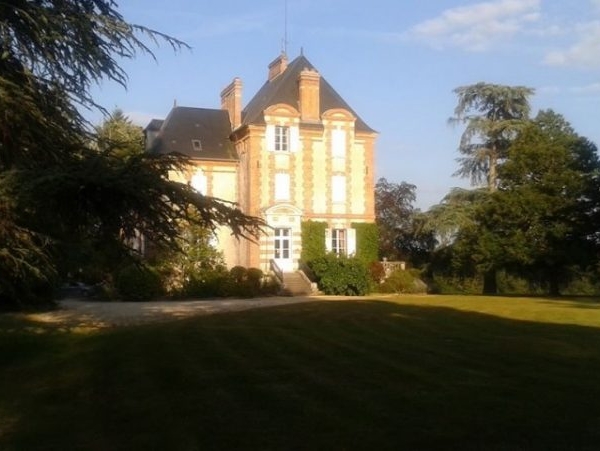 Château-manoir et fermes sur propriété 130 hectares
