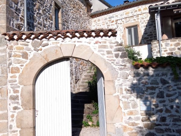 maison en pierres apparentes, Ardèche méridionale