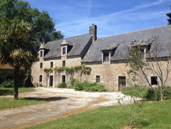 ferme bretonne en granit XVIIIè : logis bourgeois, grange et dépendances