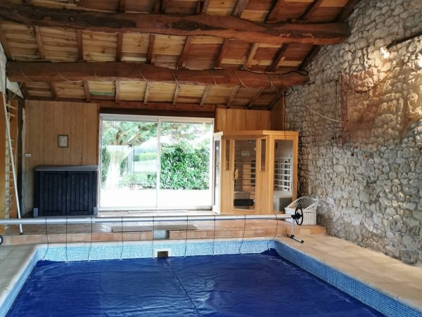 charentaise avec piscine d'intérieur et sauna