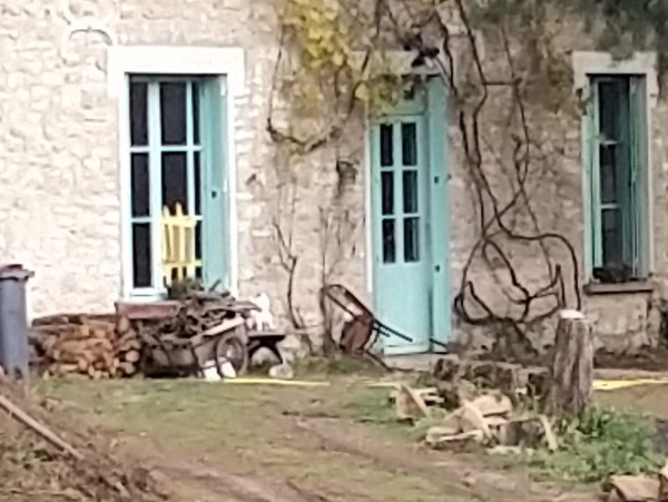 maison en pierre, milieu des bois