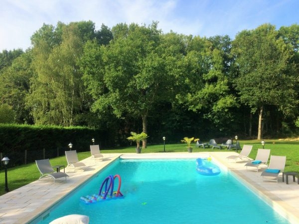 maison belle vue verdoyante avec terrasse et piscine