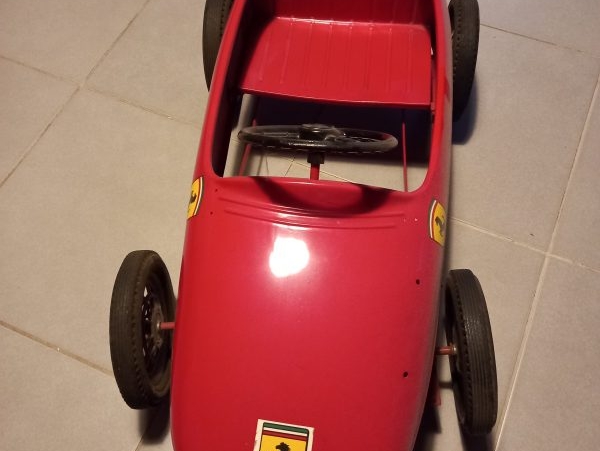 Voiture à pédales Ferrari