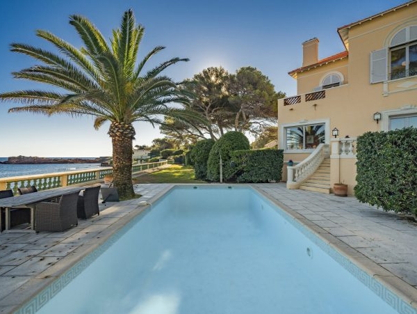 villa Belle époque les pieds dans l'eau entre Cannes et Saint Raphael sur la baie d'Agay