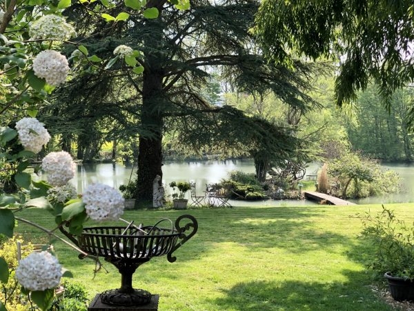 jardin paysagé avec étang et rivière en plein cœur de la Champagne