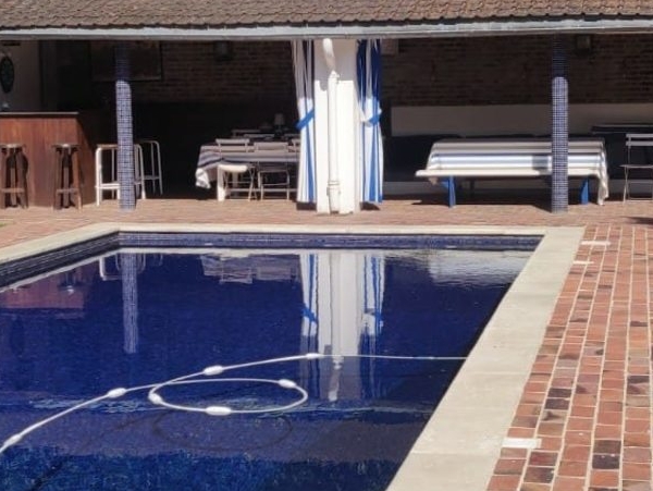 piscine et son Pool House