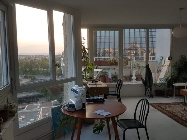 Appartement rénové lumineux & brut avec vue sur Paris