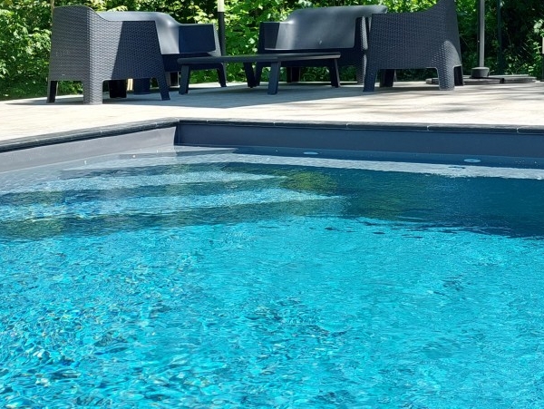 piscine 8x4 dans un espace arboré et sa terrasse de 70 m² et terrain arboré