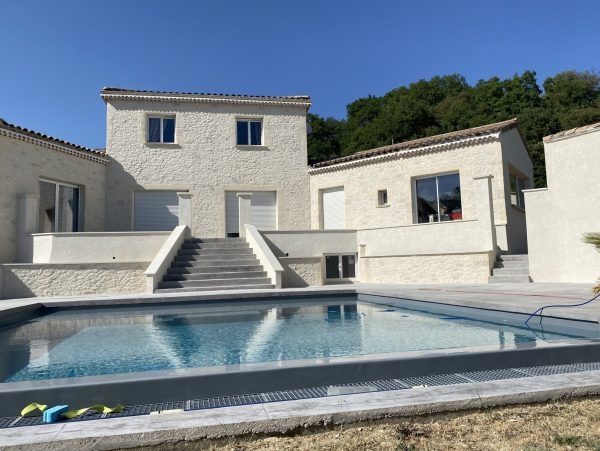 villa pierre et piscine à débordement Ardèche