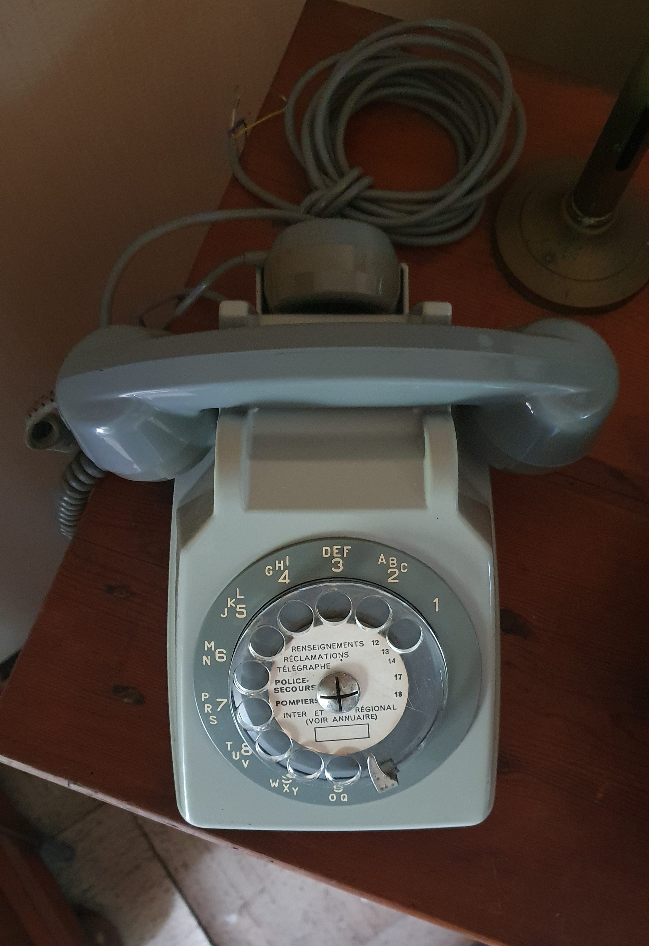 téléphones gris à cadran rotatif année 70